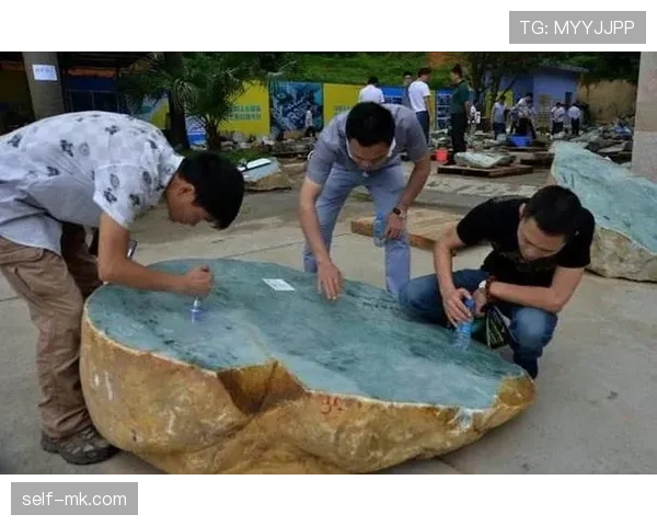 扬尼斯摆地摊卖菜那画面我真想看,好奇他一手端盘到底啥样! 扬尼斯摆地摊卖菜那画面我真想看,好奇他一手端盘到底啥样!